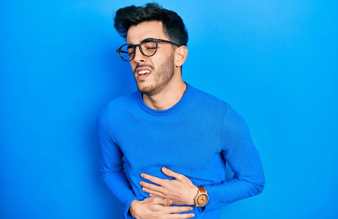 young-hispanic-man-wearing-casual-clothes-glasses-with-hand-stomach-because-nausea-painful-disease-feeling-unwell-ache-concept Hasnyálmirigy‐gyulladás természetes kezelése Emésztés 