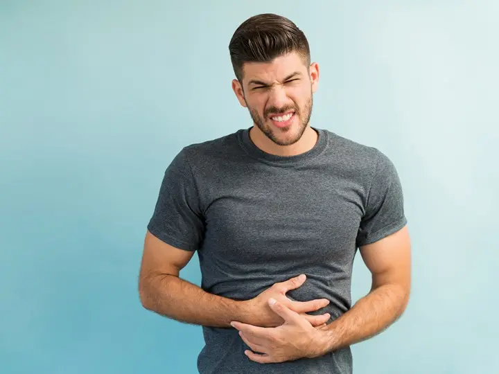 young-male-with-stomachache-frowning-against-plain-background A máj túlterhelés tünetei és a regeneráció Méregtelenítés 