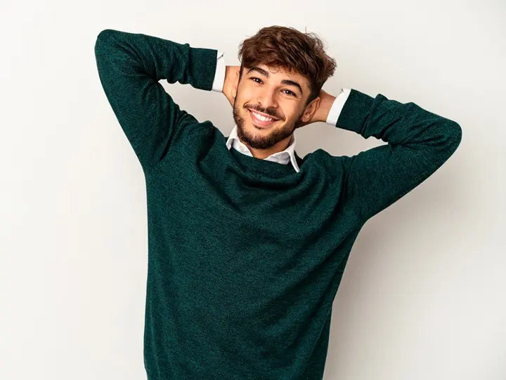 young-mixed-race-man-isolated-grey-background-stretching-arms-relaxed-position Mire jó a folát? 5 terület, ahol segít a folát! Immunrendszer 