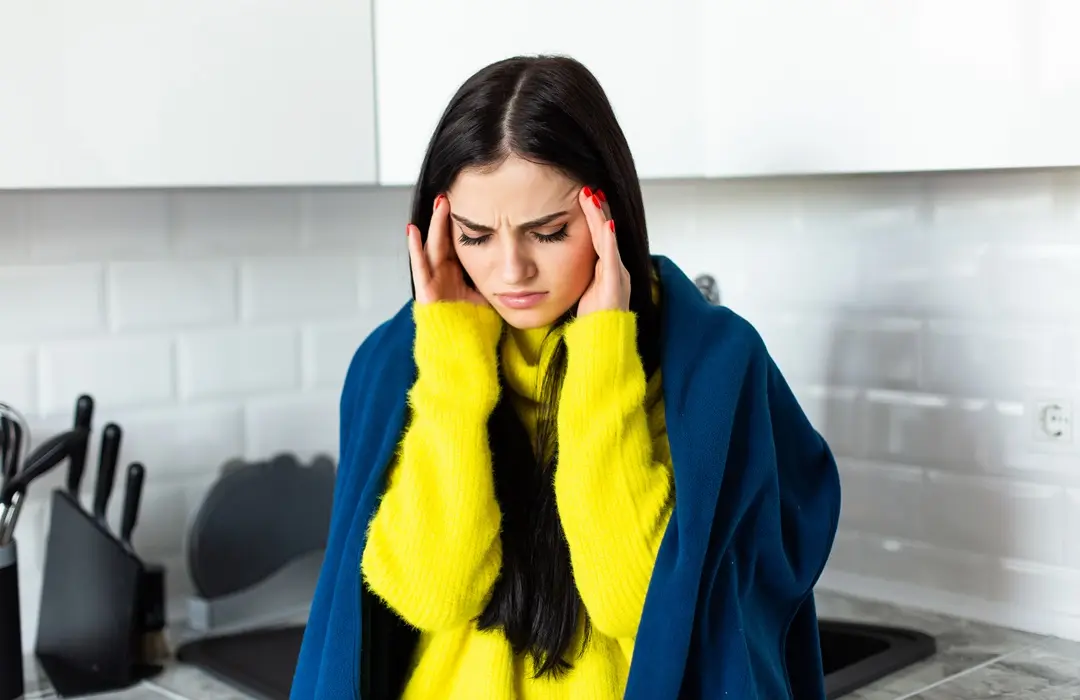 young-pretty-woman-feel-bad-sick-standing-kitchen Miért fáj a fej télen? Immunrendszer 