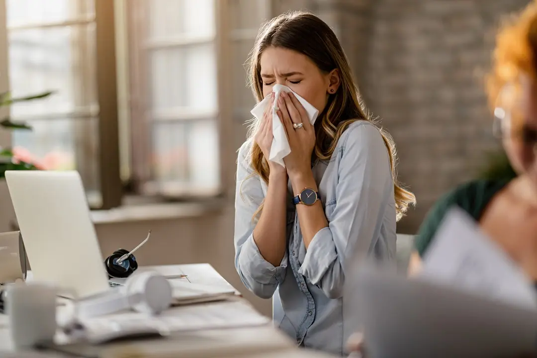 young-sick-businesswoman-sneezing-tissue-while-working-office Megfázás, influenza vagy allergia? Immunrendszer 