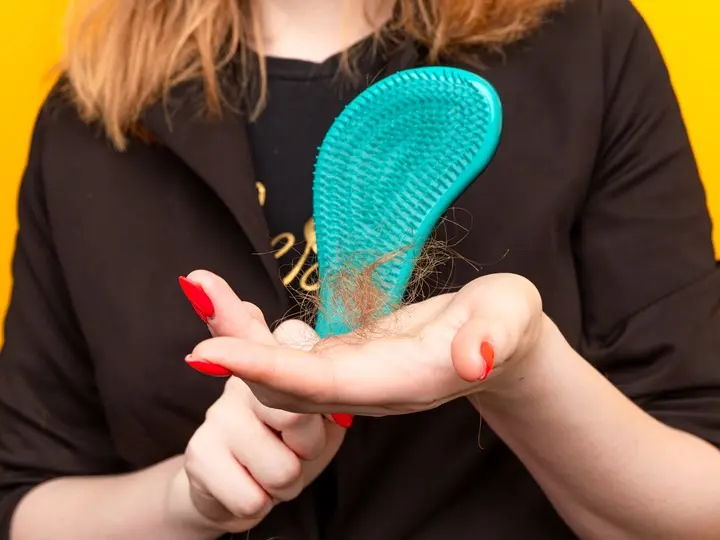 young-woman-worried-about-hair-loss-white-background Tavaszi hajhullás: mi az oka és mit tehetünk? Uncategorized 