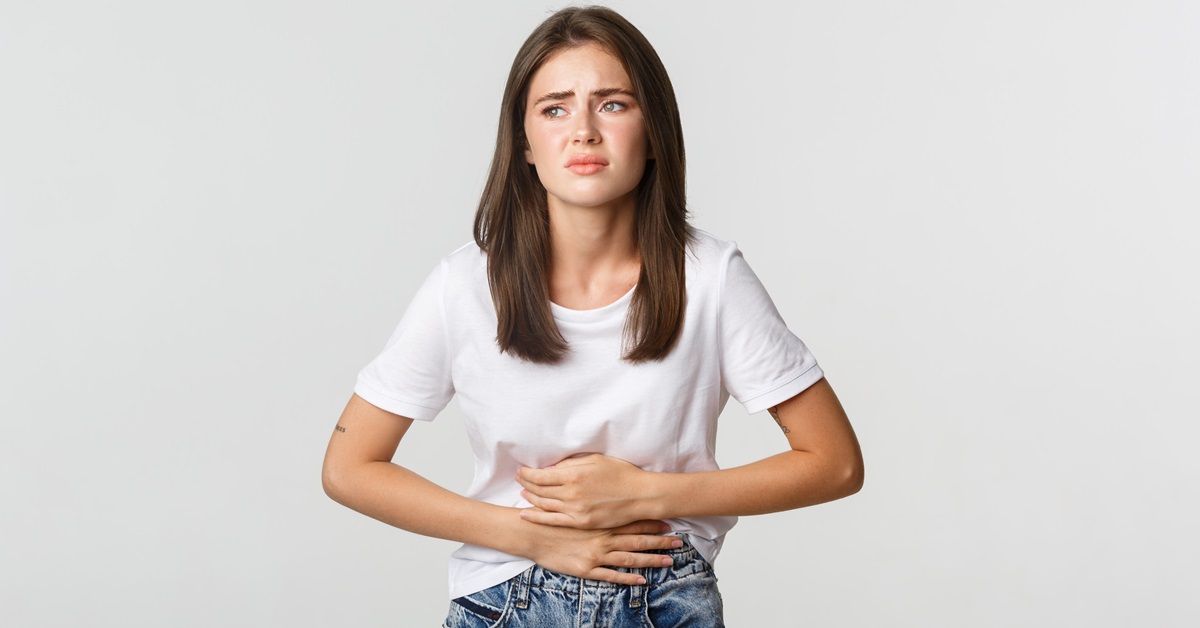 woman-having-stomach-ache-bending-with-hands-belly-discomfort-from-menstrual-cramps Gyomorégés: okai, tünetei és természetes enyhítése Emésztés 